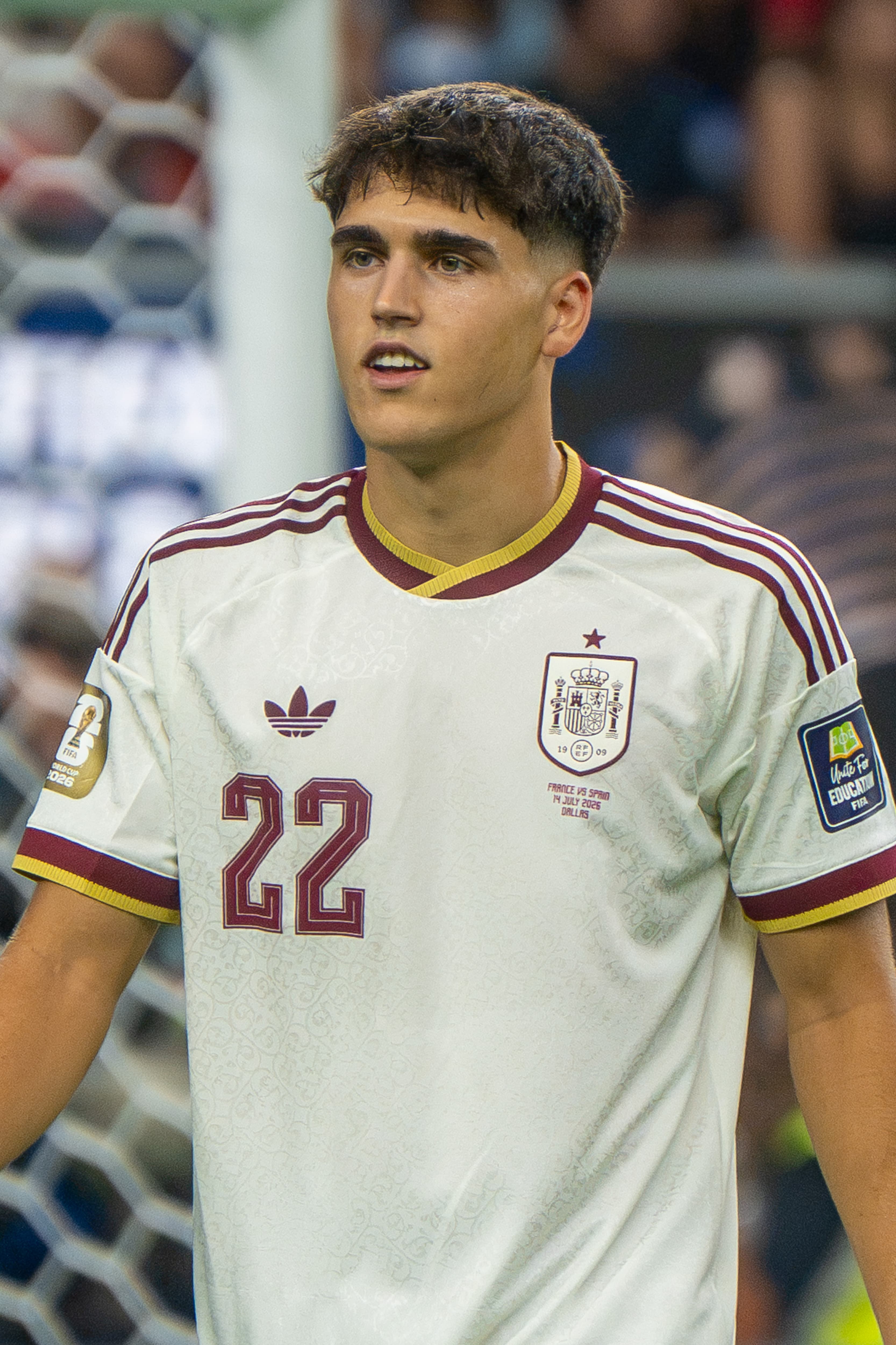 Pau Cubarsí con la camiseta de España
